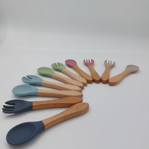 Siliconen kinderbestek met houten handvat - Studio Blooming