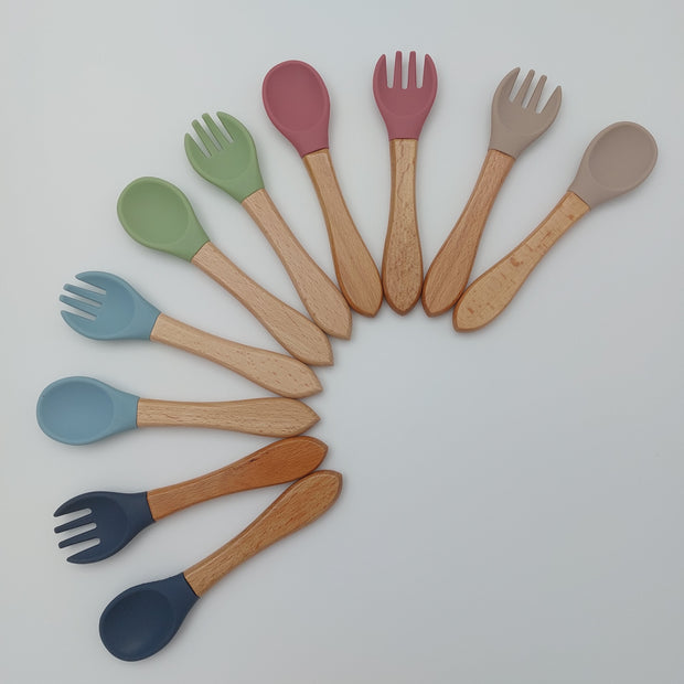Siliconen kinderbestek met houten handvat - Studio Blooming