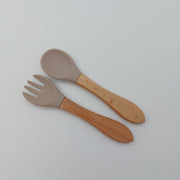 Siliconen kinderbestek met houten handvat - Studio Blooming
